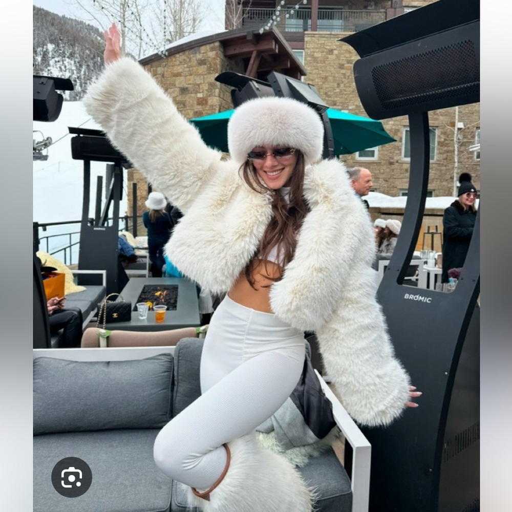 NWT Alo Yoga Opulent Faux Fur Cropped Jacket in Ivory - S - Picture 8 of 16